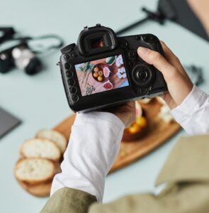 Close,up,of,food,photographer,working,in,home,studio,,focus