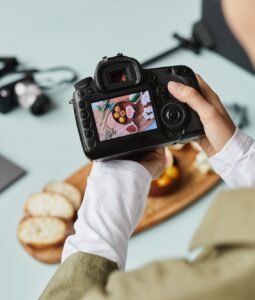 Close,up,of,food,photographer,working,in,home,studio,,focus